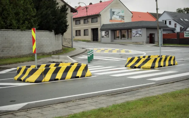 FOTO: Obyvatelé Droždína se dočkali úpravy přechodu na rušné křižovatce. Kraj čeká na povolení k výstavbě kruhového objezdu