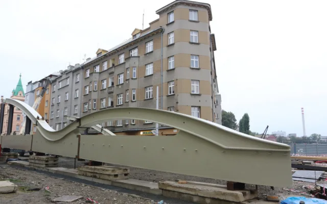 FOTO: Z Itálie přijely komponenty nového mostu. Přezdívá se mu Rejnok