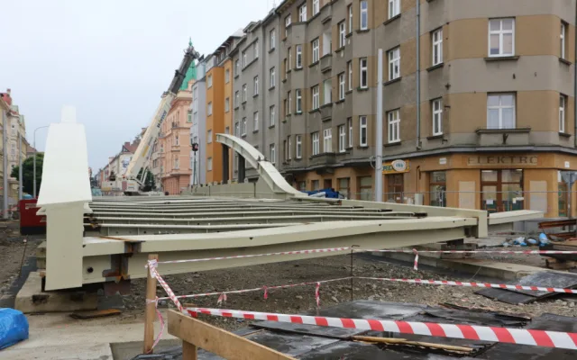 FOTO: Z Itálie přijely komponenty nového mostu. Přezdívá se mu Rejnok