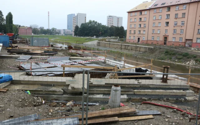 FOTO: Z Itálie přijely komponenty nového mostu. Přezdívá se mu Rejnok