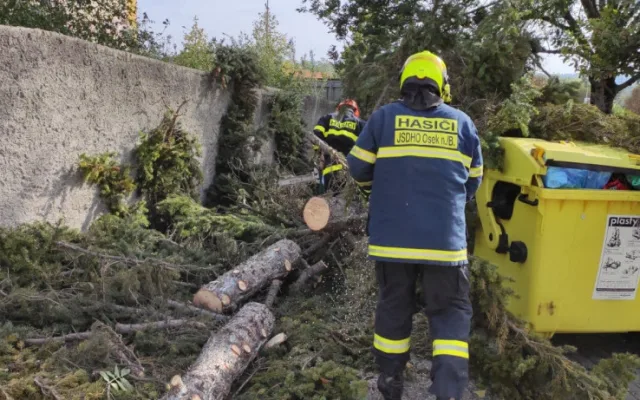 Sobotní silný vítr způsobil i výpadky ve volebních okrscích