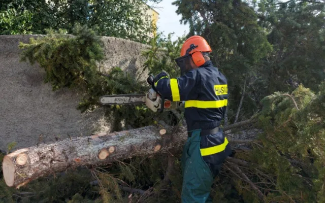 Sobotní silný vítr způsobil i výpadky ve volebních okrscích