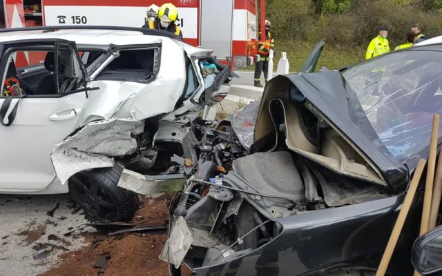 AKTUÁLNĚ: Dálnici D1 u Lipníku nad Bečvou zablokovala vážná nehoda čtyř aut, sedm osob zraněno