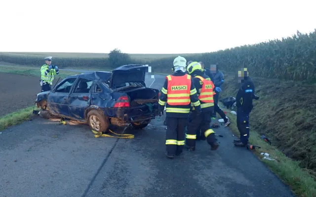 Mladý muž skončil s autem na střeše. Zraněním na místě podlehl