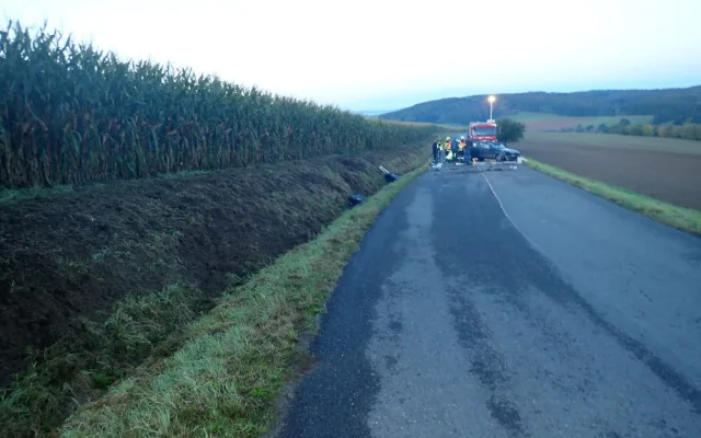 Mladý muž skončil s autem na střeše. Zraněním na místě podlehl