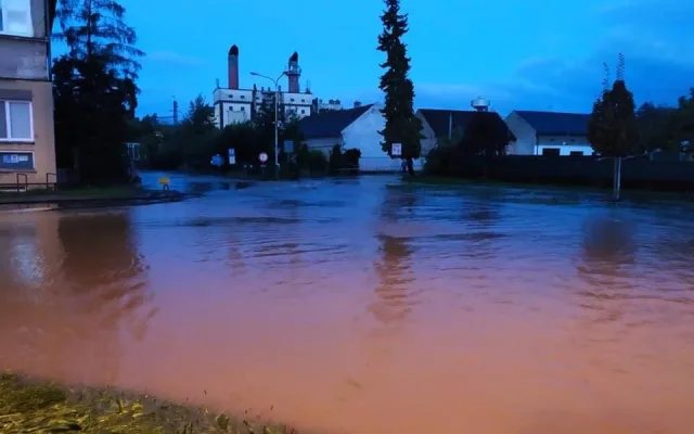 FOTO: Riziko povodní přetrvává. U Přerova voda zaplavila pět ulic, podjezd i domy