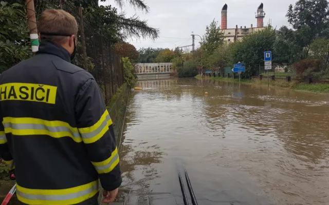 FOTO: Riziko povodní přetrvává. U Přerova voda zaplavila pět ulic, podjezd i domy
