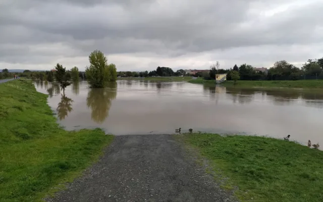 V Olomouckém kraji stále platí dva druhé povodňové stupně. Morava stoupá už jen mírně