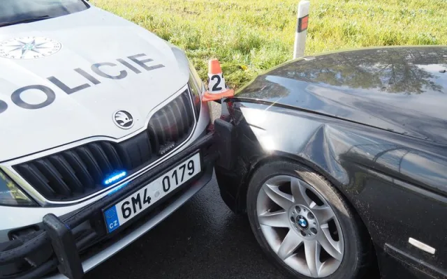 Silně opilý řidič BMW kličkoval po silnici. Zastavit se mu podařilo až o nárazník policejního auta