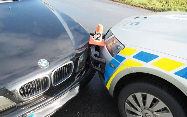 Silně opilý řidič BMW kličkoval po silnici. Zastavit se mu podařilo až o nárazník policejního auta