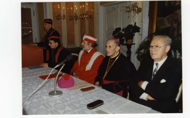 Za přítomnosti četných hostí v arcibiskupském paláci 22. října 1990 rektor Palackého Univerzity prof. Josef Jařab slavnostně přijal Cyrilometodějskou bohosloveckou fakultu do svazku Univerzity Palackého.