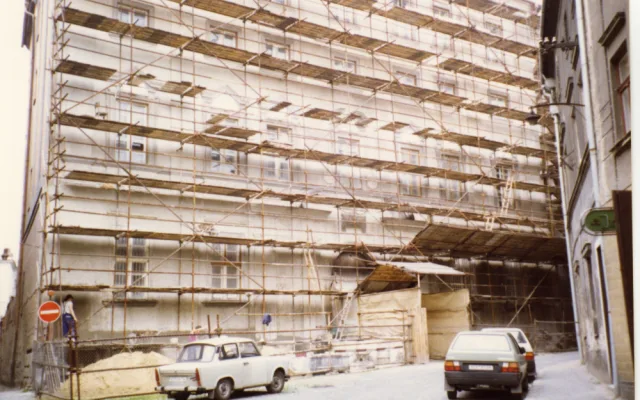 Rok 1992 znamenal důkladné obnovy fakultní budovy a její fasády.