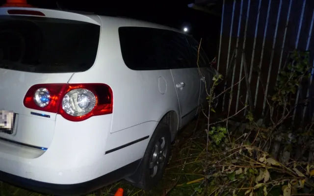 FOTO: Žákyně autoškoly řídila bez instruktora a způsobila nehodu. Byla opilá