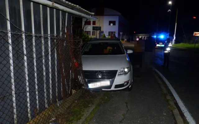 FOTO: Žákyně autoškoly řídila bez instruktora a způsobila nehodu. Byla opilá