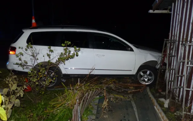 FOTO: Žákyně autoškoly řídila bez instruktora a způsobila nehodu. Byla opilá