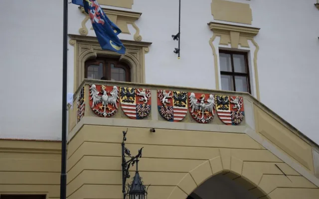 FOTO: Opravu olomoucké radnice dovršilo slavnostní odhalení erbů