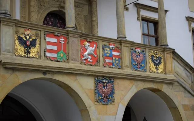 FOTO: Opravu olomoucké radnice dovršilo slavnostní odhalení erbů