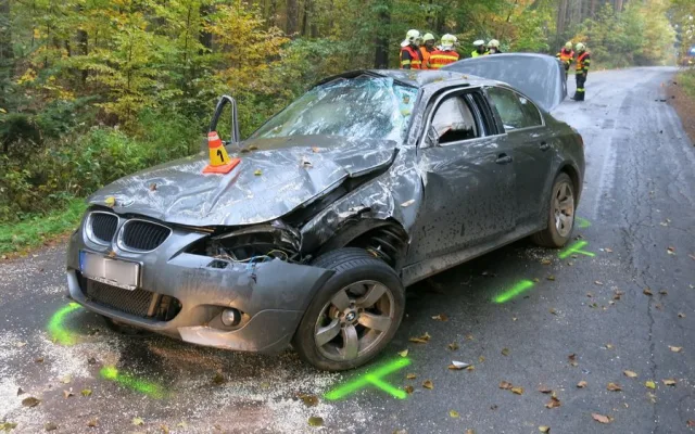 FOTO: Řidič pod vlivem drog nezvládl řízení a zdemoloval své BMW