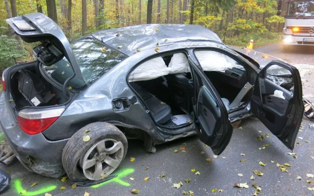 FOTO: Řidič pod vlivem drog nezvládl řízení a zdemoloval své BMW