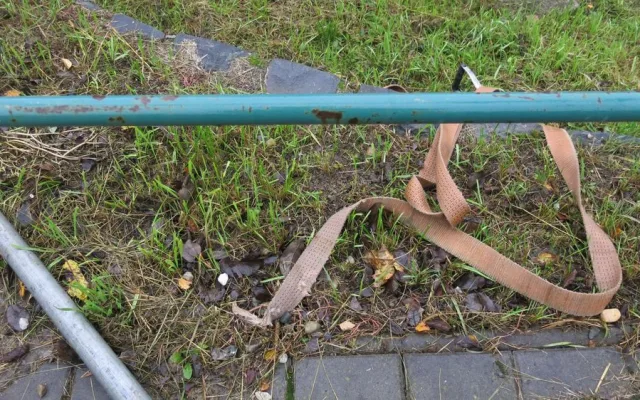 Z nákladního auta se uvolnilo lešení. Trubky poškodily i dva rodinné domy