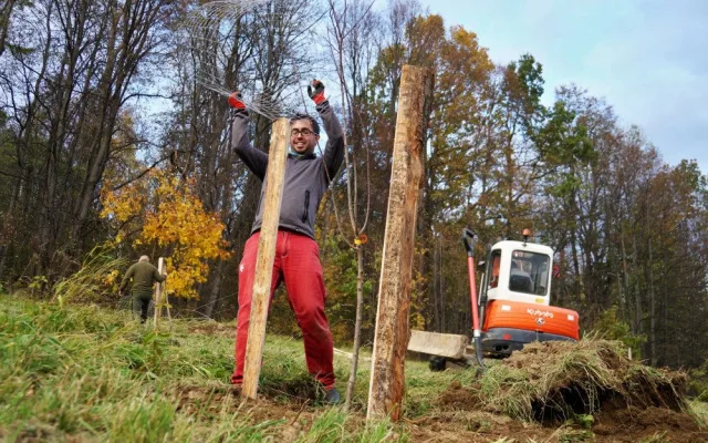 Jeseničtí obyvatelé vysadili ovocný sad, sloužit má mimo jiné ke vzdělávání dětí