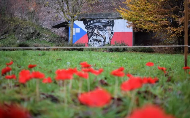 V Bezručových sadech vyrostlo makové pole, které připomíná válečné veterány. Součástí je i veřejná sbírka