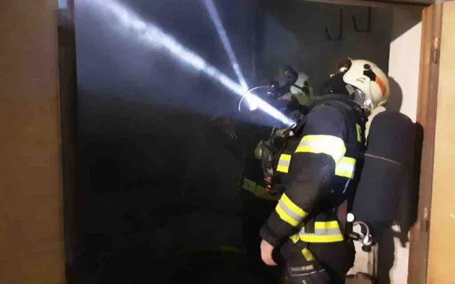 Hasiči kvůli požáru evakuovali z haly v Senici 20 zaměstnanců