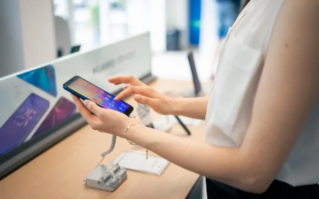 Nahlédněte do útrob autorizovaného servisu BPS Mobil. Proč se vyplatí telefon přinést rovnou tam?