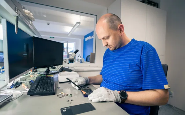 Nahlédněte do útrob autorizovaného servisu BPS Mobil. Proč se vyplatí telefon přinést rovnou tam?