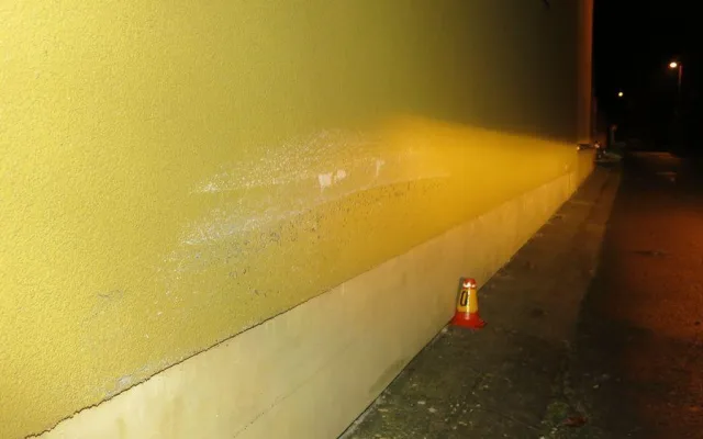 FOTO: Zjevně opilý řidič Audi narazil do domu. Z místa ujel, vypátrali ho svědci