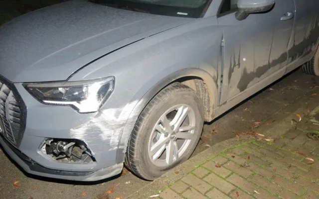 FOTO: Zjevně opilý řidič Audi narazil do domu. Z místa ujel, vypátrali ho svědci