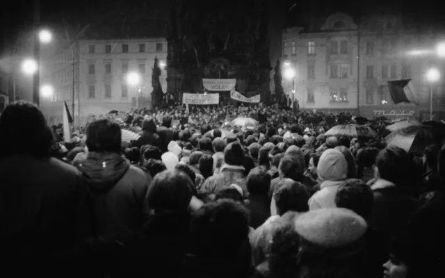 VIDEO A FOTO: Sametová revoluce v Olomouci aneb plné náměstí, papírové krabice a Havel