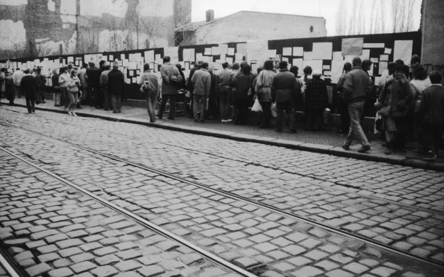 VIDEO A FOTO: Sametová revoluce v Olomouci aneb plné náměstí, papírové krabice a Havel