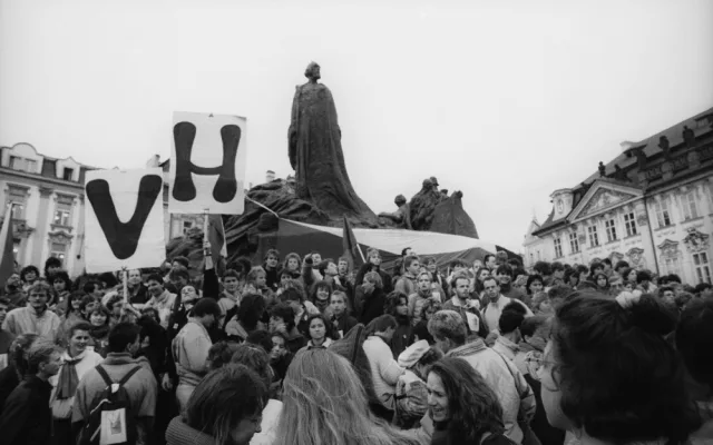 VIDEO A FOTO: Sametová revoluce v Olomouci aneb plné náměstí, papírové krabice a Havel
