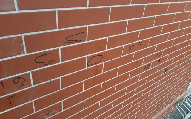Poničená sportovní hala Šternberk