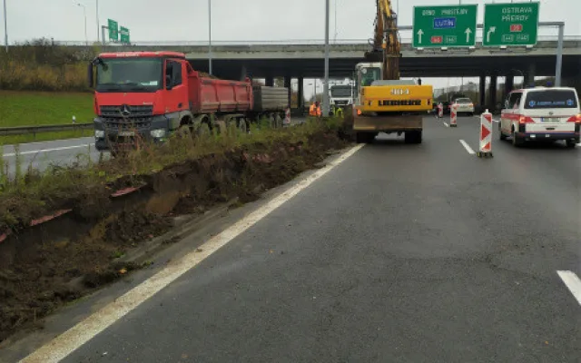 Na dálnici D46 před Olomoucí budou nová svodidla. Omezení potrvá do konce roku
