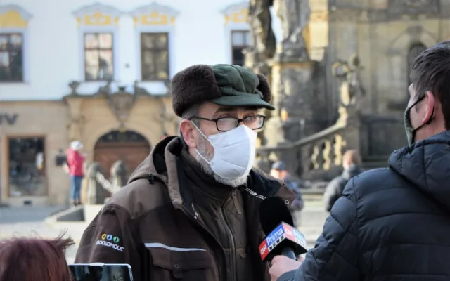 FOTO/VIDEO: Na olomouckém Horním náměstí již stojí vánoční stromeček. Jak se vám líbí?