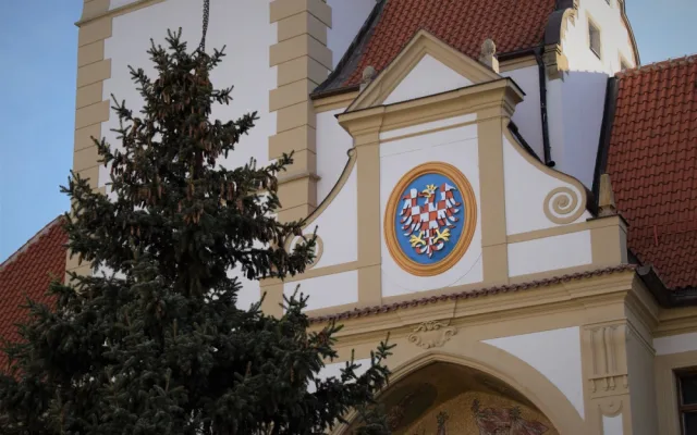 FOTO/VIDEO: Na olomouckém Horním náměstí již stojí vánoční stromeček. Jak se vám líbí?
