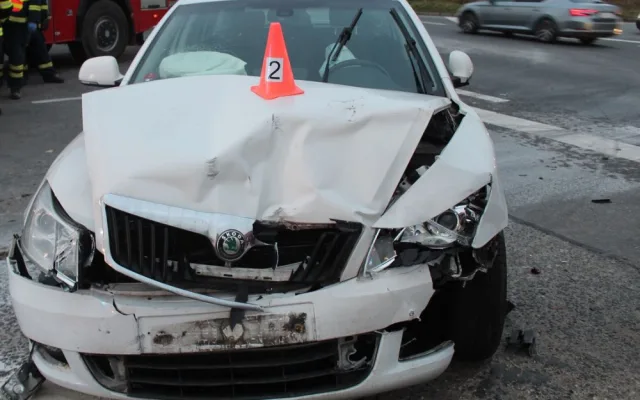 Nerespektoval stopku a srazil se s autem jedoucím od Olomouce. Jeho řidička se vážně zranila