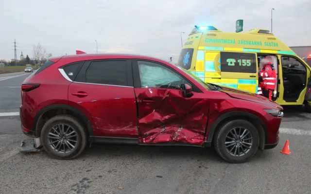 Nerespektoval stopku a srazil se s autem jedoucím od Olomouce. Jeho řidička se vážně zranila
