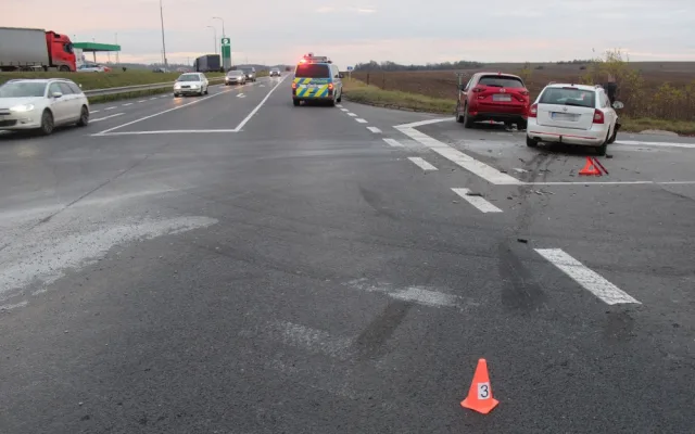 Nerespektoval stopku a srazil se s autem jedoucím od Olomouce. Jeho řidička se vážně zranila