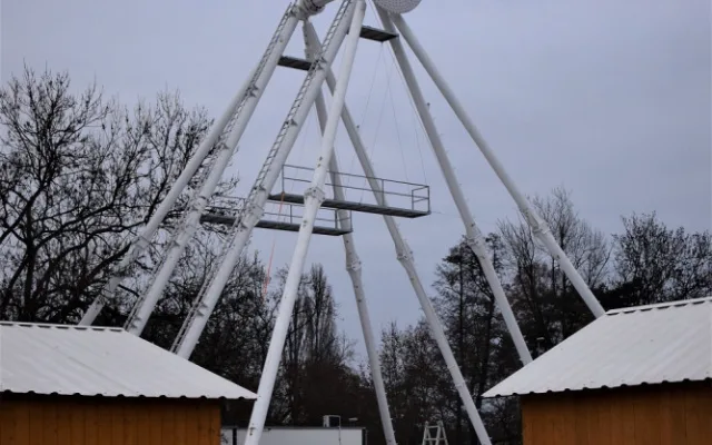 Vánoční ruské kolo na Tržnici se už staví
