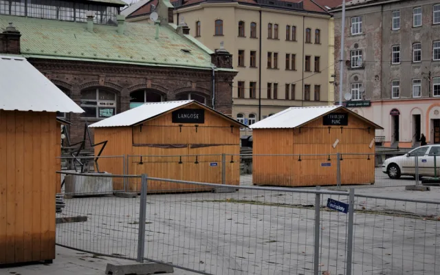 Vánoční ruské kolo na Tržnici se už staví