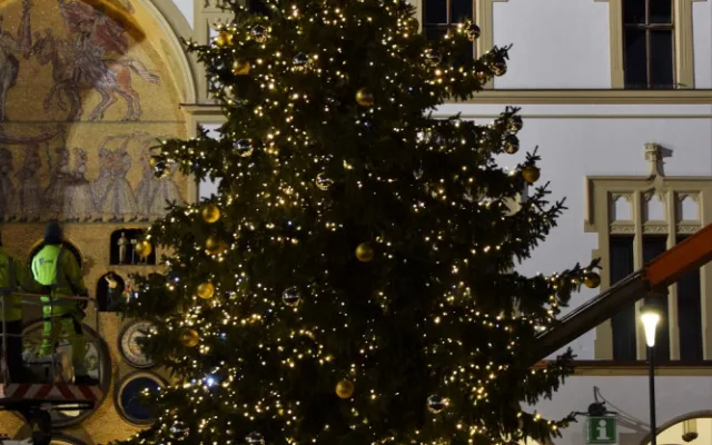 FOTO: Olomoucký vánoční stromeček se rozsvítil. Podívejte se, jak letos vypadá