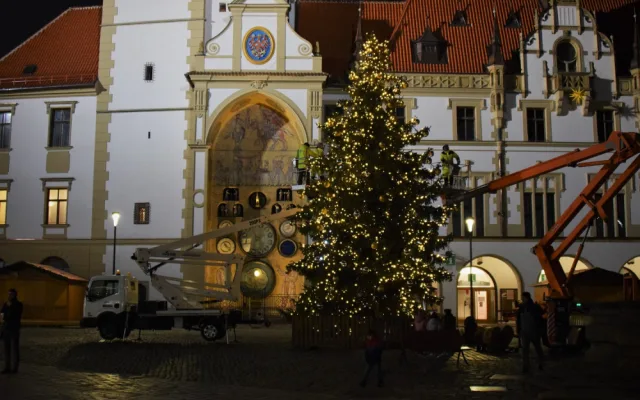 FOTO: Olomoucký vánoční stromeček se rozsvítil. Podívejte se, jak letos vypadá