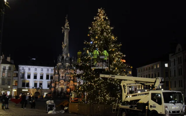 FOTO: Olomoucký vánoční stromeček se rozsvítil. Podívejte se, jak letos vypadá