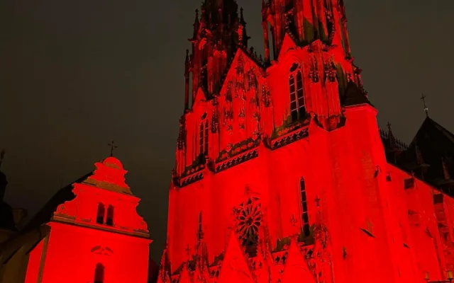 FOTO: Olomoucká Katedrála svatého Václava se ve středu rozsvítila rudou barvou