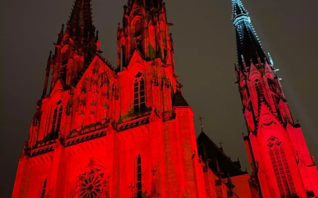 FOTO: Olomoucká Katedrála svatého Václava se ve středu rozsvítila rudou barvou
