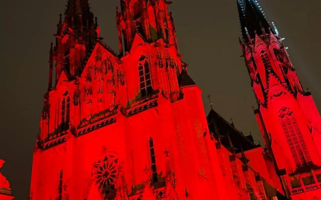 FOTO: Olomoucká Katedrála svatého Václava se ve středu rozsvítila rudou barvou
