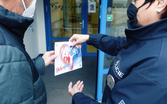 Policisté koupí vánoční hvězdy potěšili seniory a podpořili dětské oddělení FN Olomouc